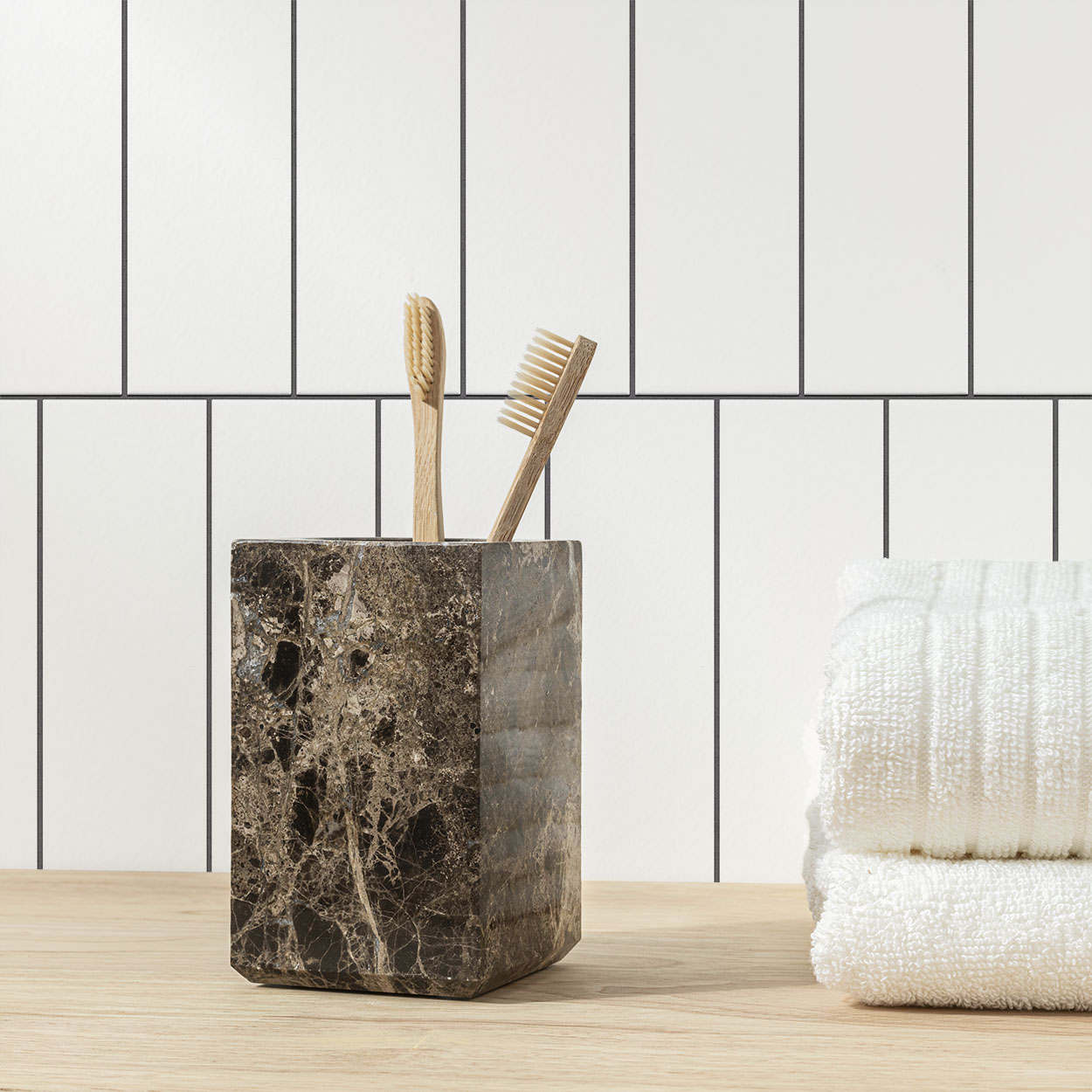 Schmale Fliese im aufrechten Halbsteinverband