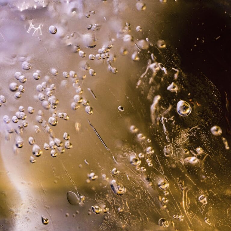 Vliegende gouden druppels