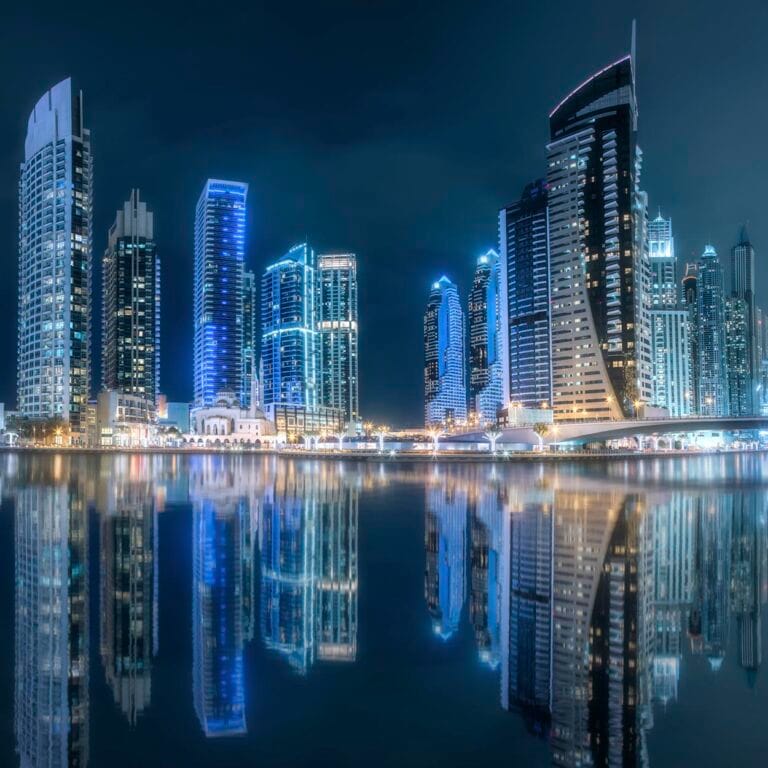 Dubai haven bij nacht