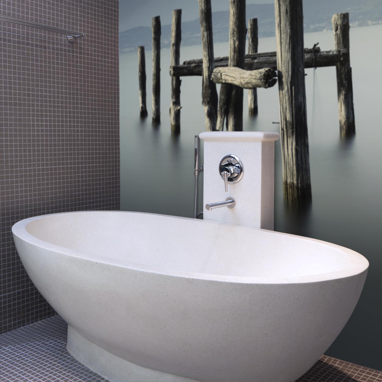 Houten stammen in rustig water